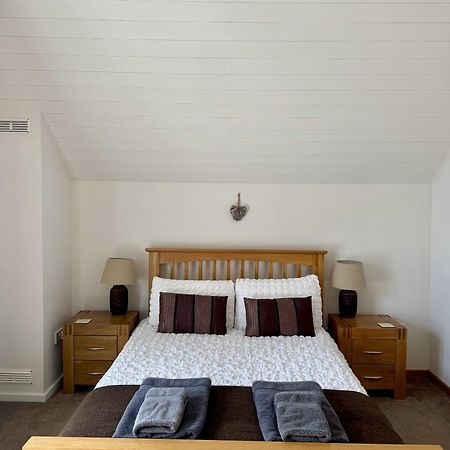 Medway Hot Tub Lodge เซาธ์เซอร์นีย์ ภายนอก รูปภาพ