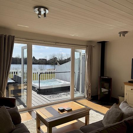 Medway Hot Tub Lodge เซาธ์เซอร์นีย์ ภายนอก รูปภาพ