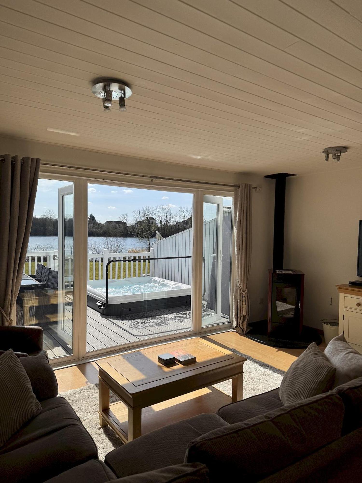 Medway Hot Tub Lodge เซาธ์เซอร์นีย์ ภายนอก รูปภาพ