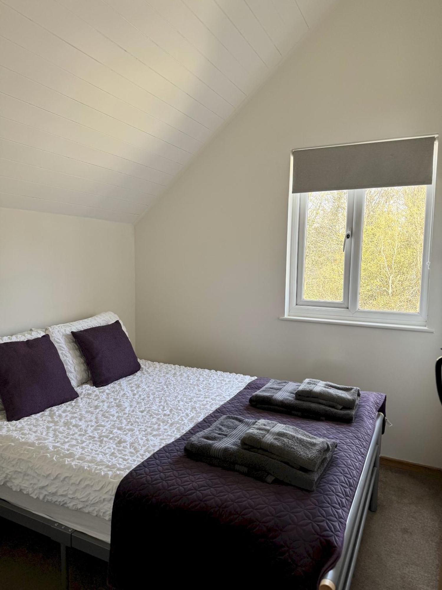 Medway Hot Tub Lodge เซาธ์เซอร์นีย์ ภายนอก รูปภาพ