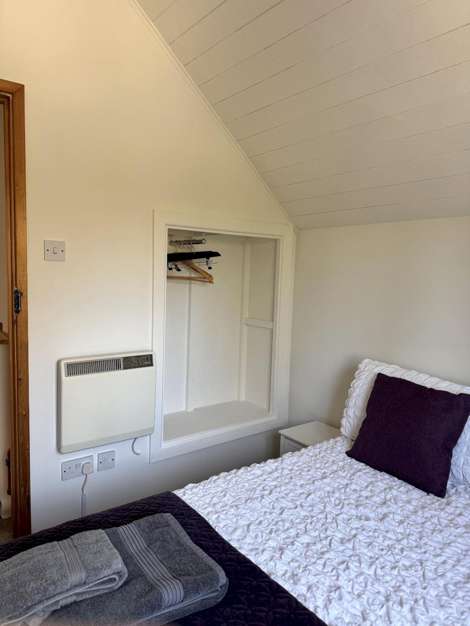 Medway Hot Tub Lodge เซาธ์เซอร์นีย์ ภายนอก รูปภาพ