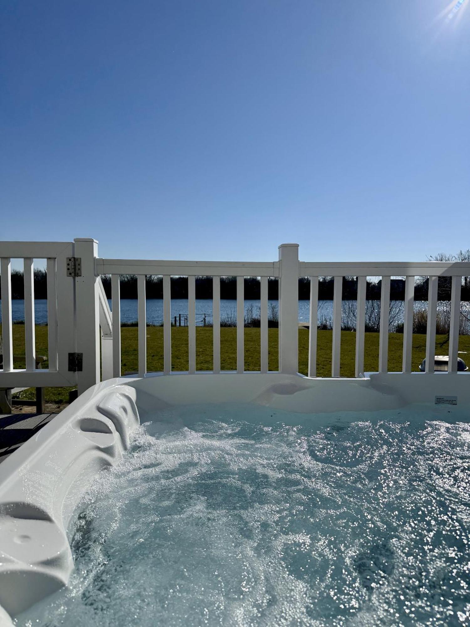Medway Hot Tub Lodge เซาธ์เซอร์นีย์ ภายนอก รูปภาพ