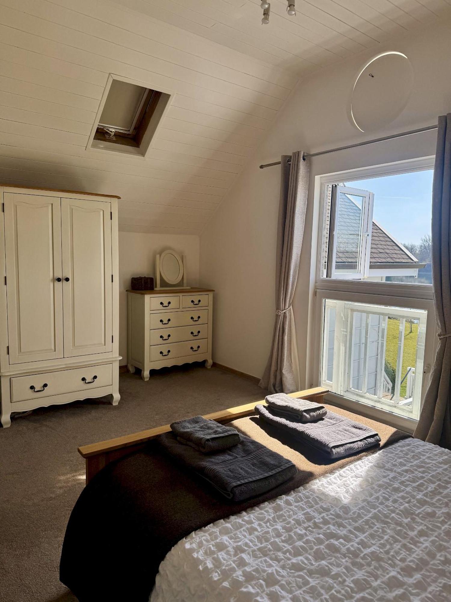 Medway Hot Tub Lodge เซาธ์เซอร์นีย์ ภายนอก รูปภาพ