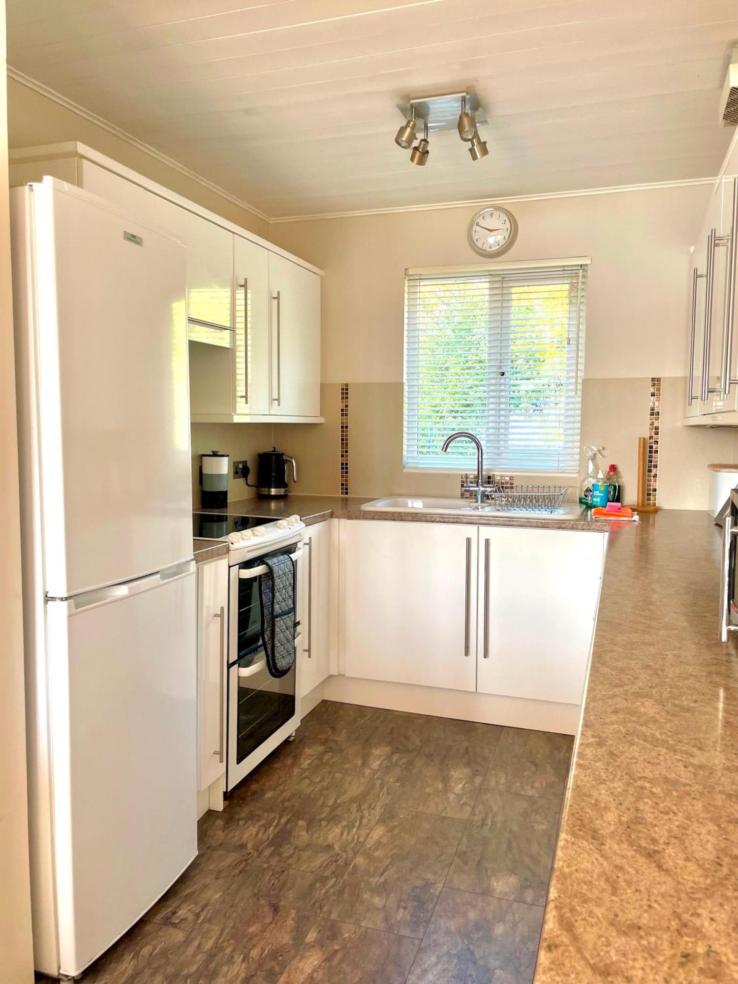 Medway Hot Tub Lodge เซาธ์เซอร์นีย์ ภายนอก รูปภาพ