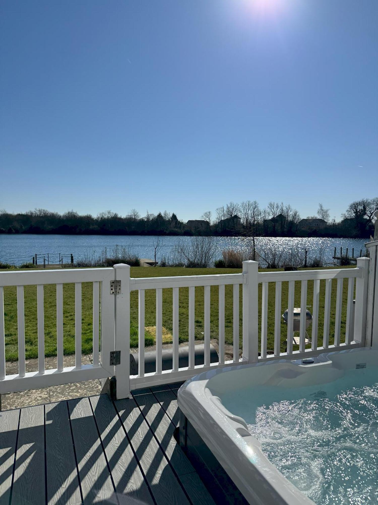 Medway Hot Tub Lodge เซาธ์เซอร์นีย์ ภายนอก รูปภาพ