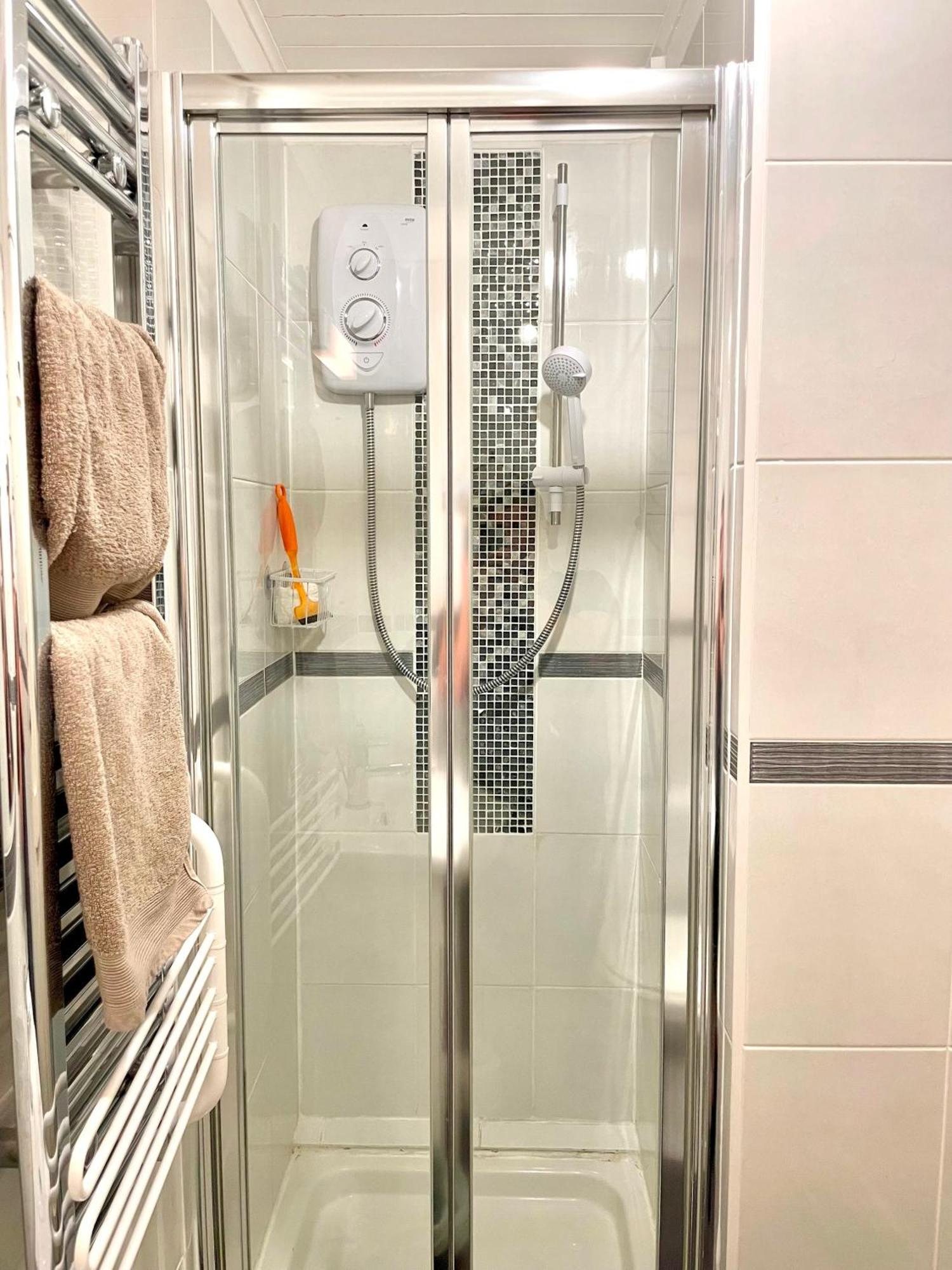 Medway Hot Tub Lodge เซาธ์เซอร์นีย์ ภายนอก รูปภาพ