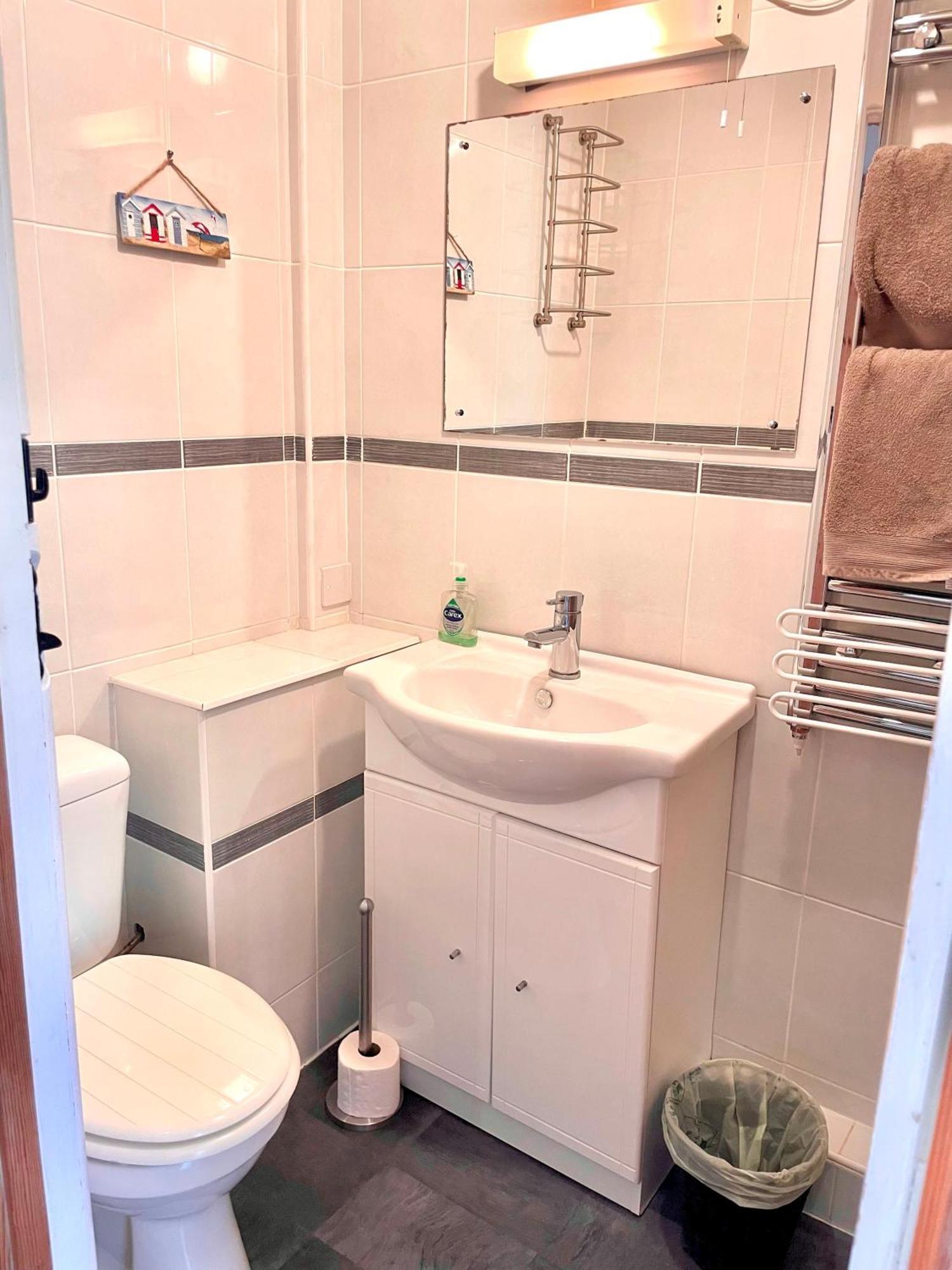 Medway Hot Tub Lodge เซาธ์เซอร์นีย์ ภายนอก รูปภาพ